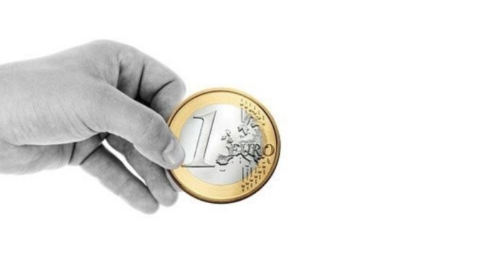 moneta euro in mano