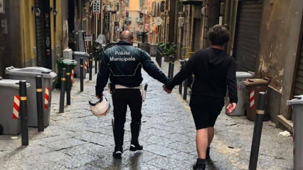 polizia agente napoli ragazzo autistico