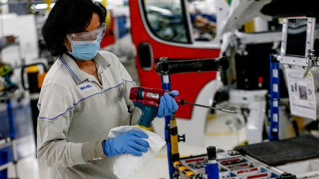 Operaia al lavoro con la mascherina
