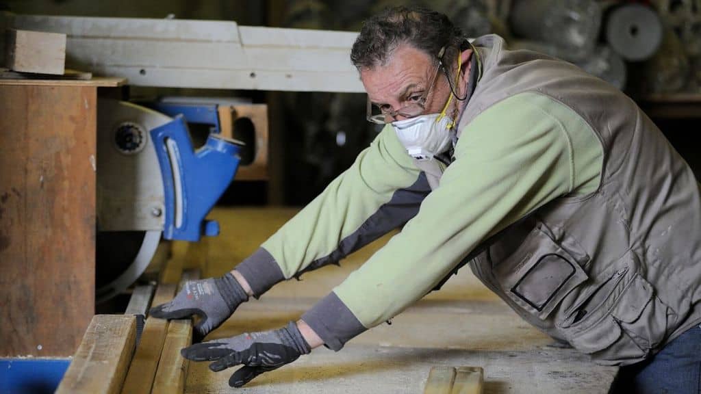 Un lavoratore con mascherina anti coronavirus