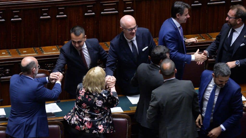 parlamentari in aula stringono mani