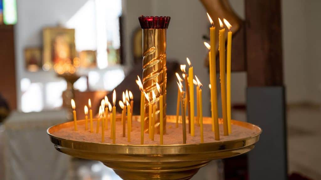 candele bruciano per la pasqua ortodossa