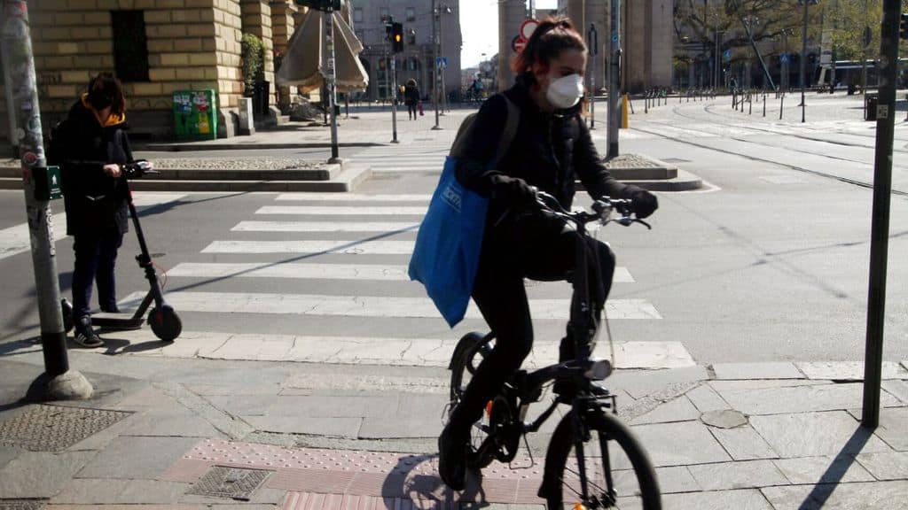 persone in strada con mascherine