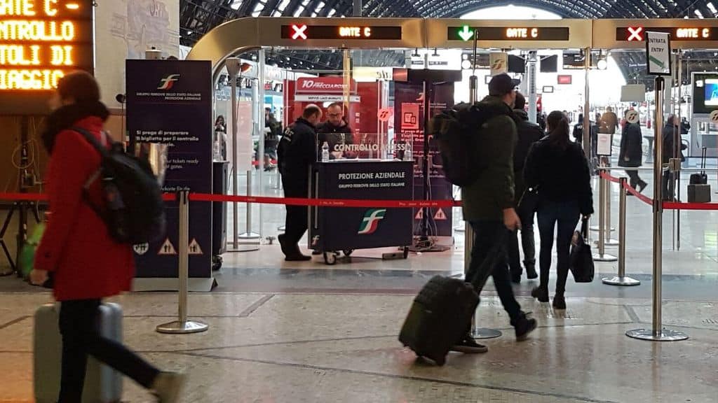 persone nella stazione di milano centrale