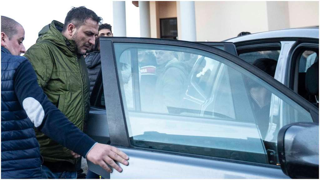 Gianluca Zuncheddu mentre entra in macchina durante il funerale della figlia