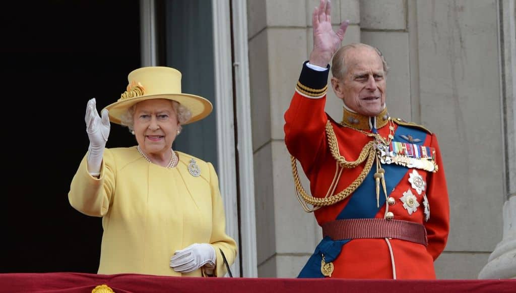 La regina Elisabetta e il Principe Filippo sulla balconata di Buckingham Palace