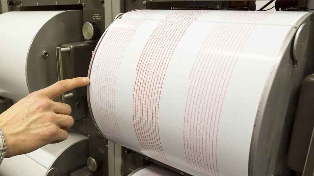immagine di un sismografo che registra un terremoto