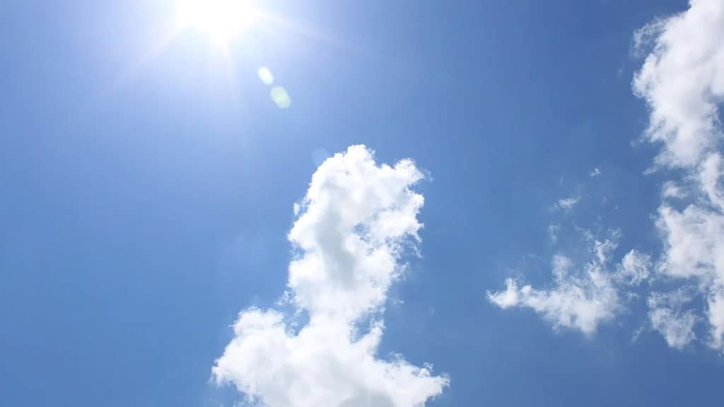 cielo con sole e nuvole