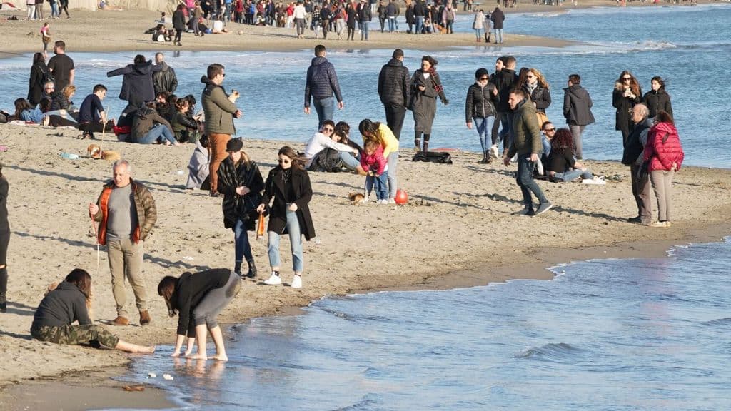 Spiaggia affollata di turisti