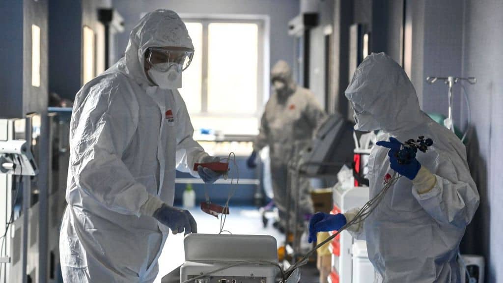 Medici con tuta in terapia intensiva