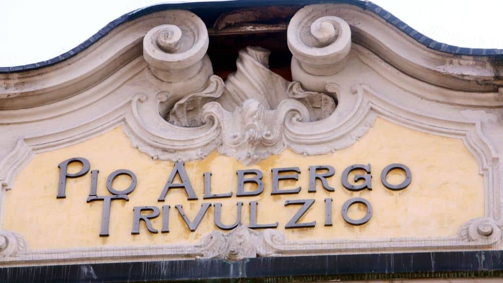 Il frontone del Pio Albergo Trivulzio