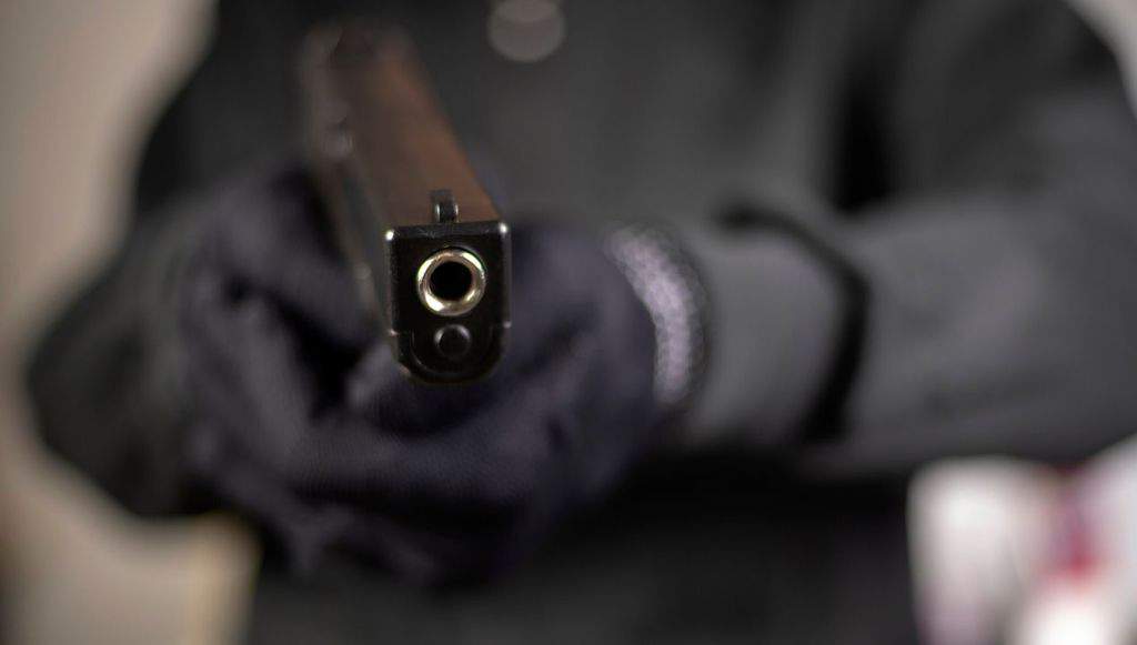 Uomo armato di pistola
