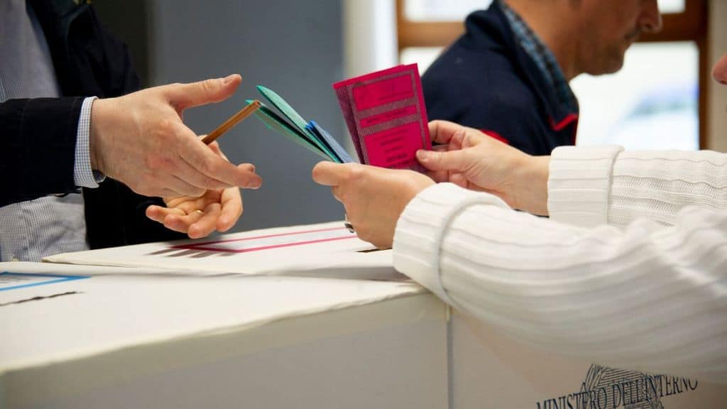 Urne ad un seggio per le elezioni