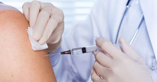vaccino siringa braccio