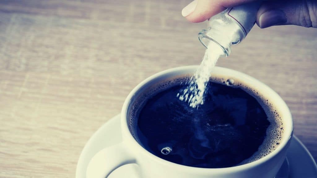 veleno messo in una tazza di caffè