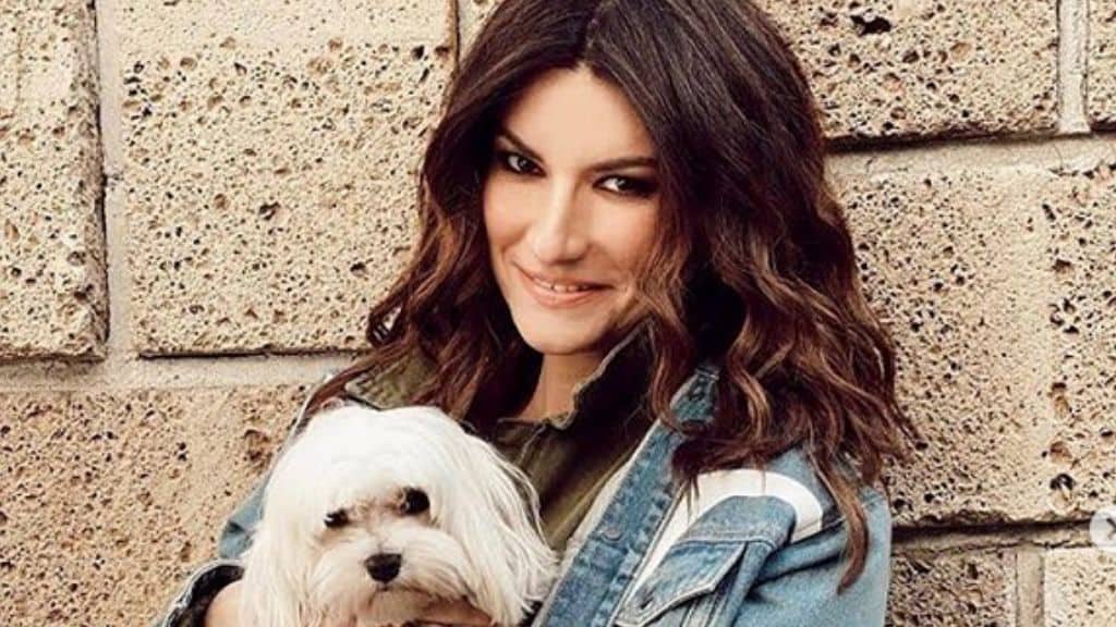 Laura Pausini con in braccio un cagnolino