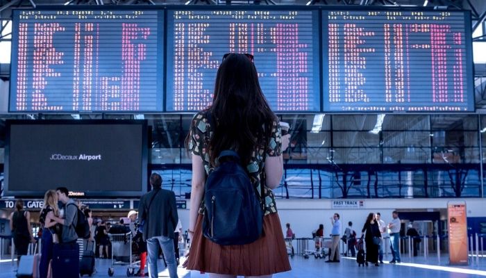 ragazza che guarda voli in aeroporto