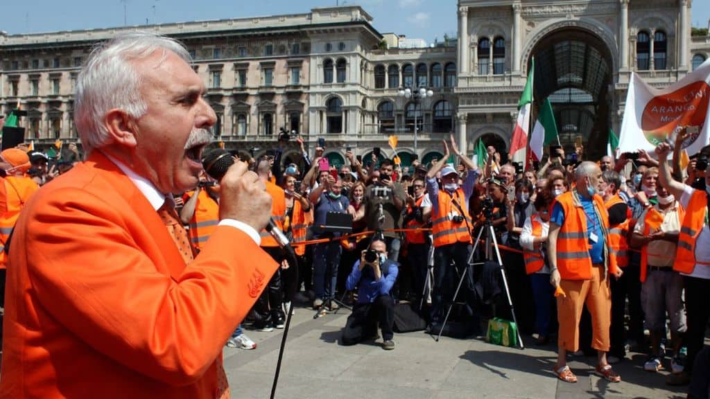 Antonio Pappalardo, già generale dei Carabinieri, guida la protesta dei Gilet arancioni a Milano, violando le norme anti-covid