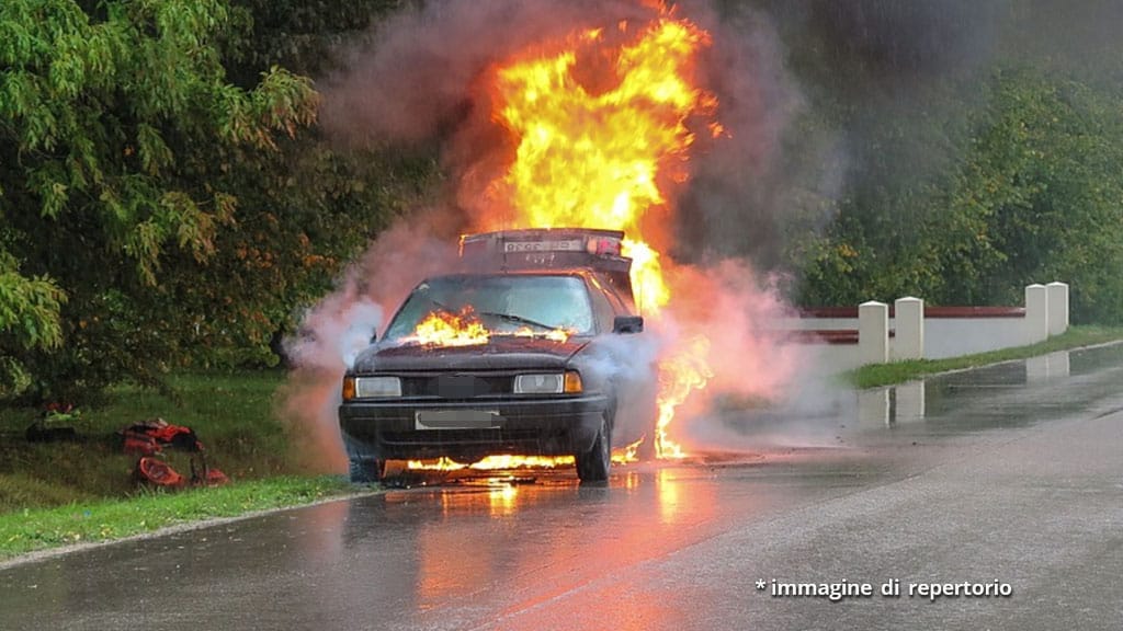 auto in fiamme