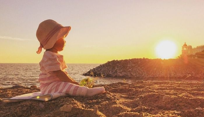 bambina sulla spiaggia tramonto
