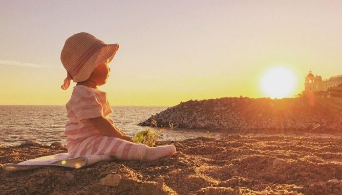 bambina sulla spiaggia tramonto