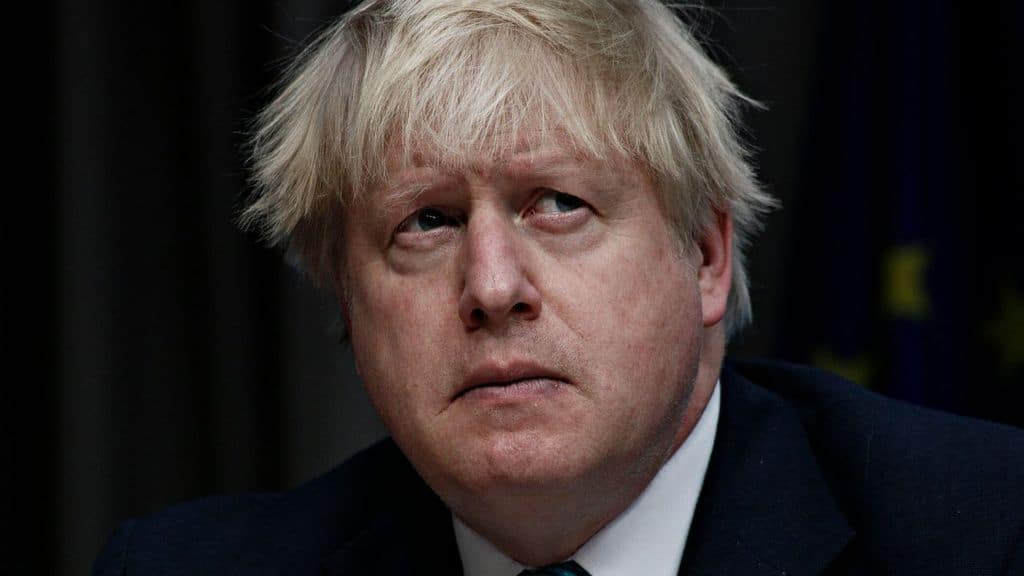 Boris Johnson in primo piano con espressione preoccupata