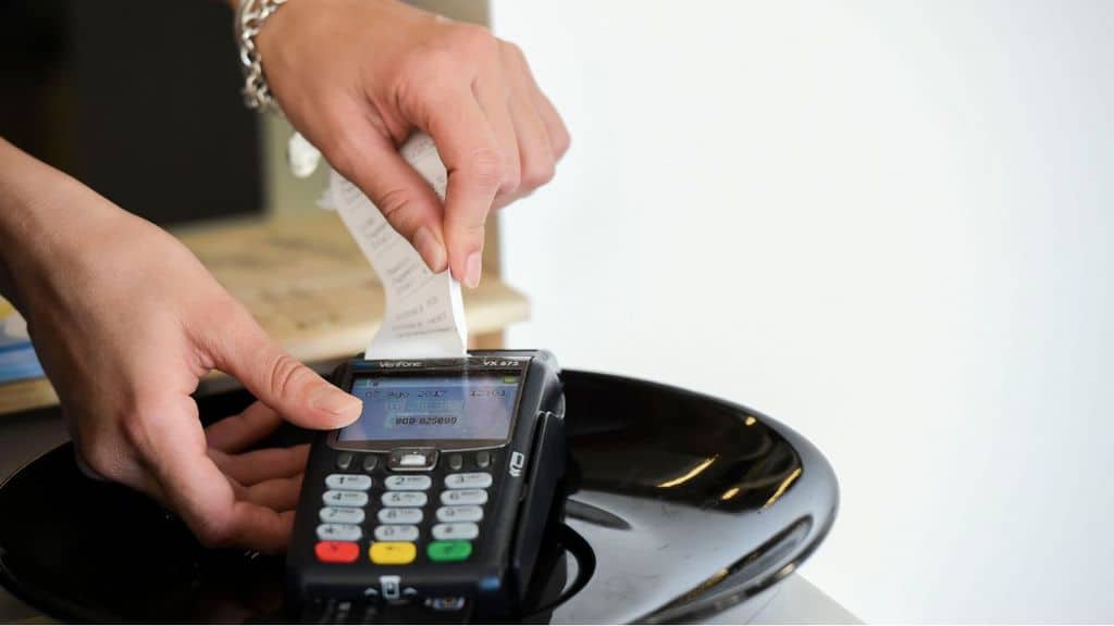 Codacons denuncia l'aumento dei prezzi, dal caffè al parrucchiere, per la "tassa Covid-19". Serve a ripagare le spese di sanificazione