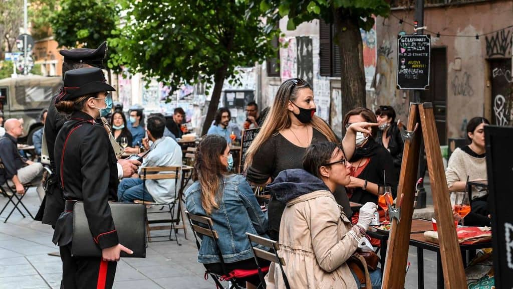 "Notte di follia collettiva": movida e assembramenti in tutta Italia durante il weekend