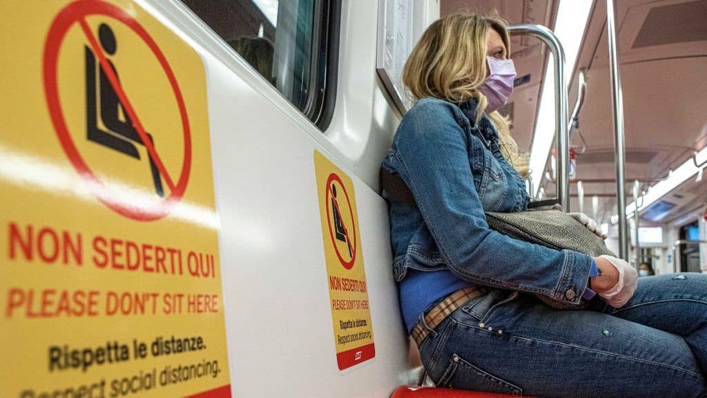 donna con mascherina sulla metro