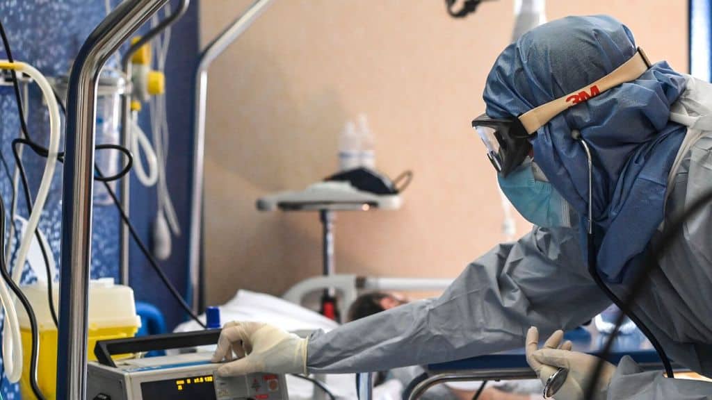dottore in ospedale per coronavirus