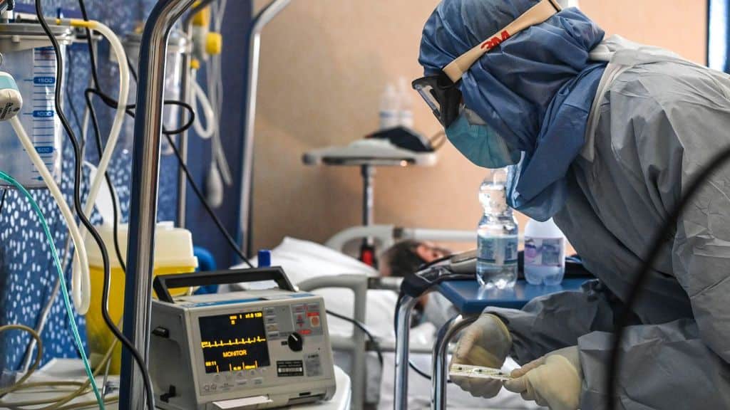 personale sanitario a lavoro durante l'emergenza coronavirus