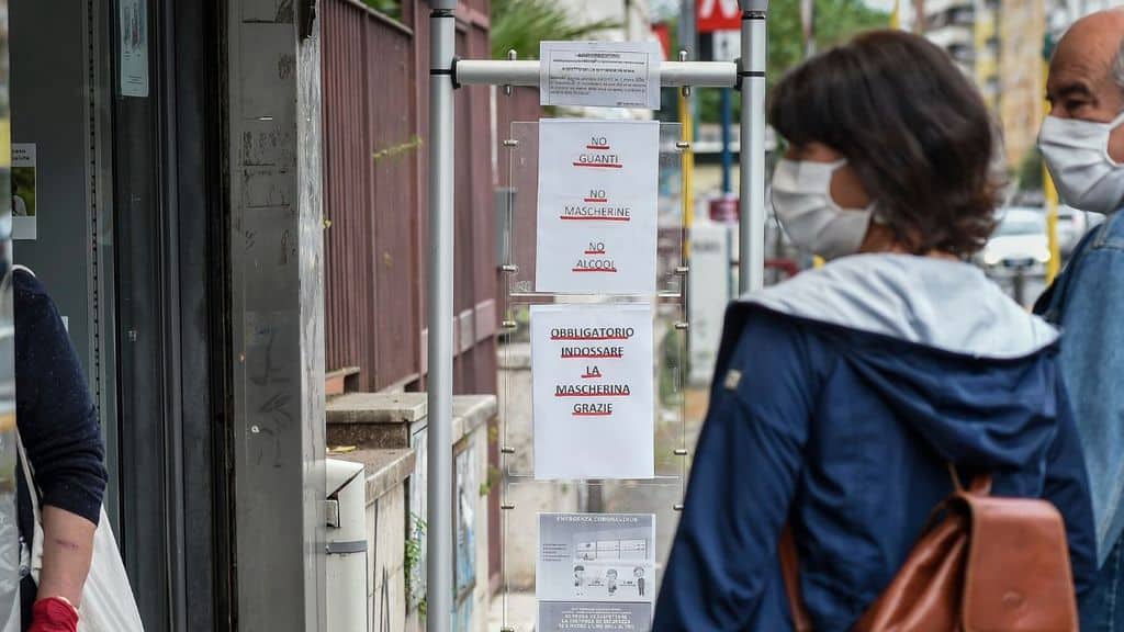 persona in strada con la mascherina coronavirus italia