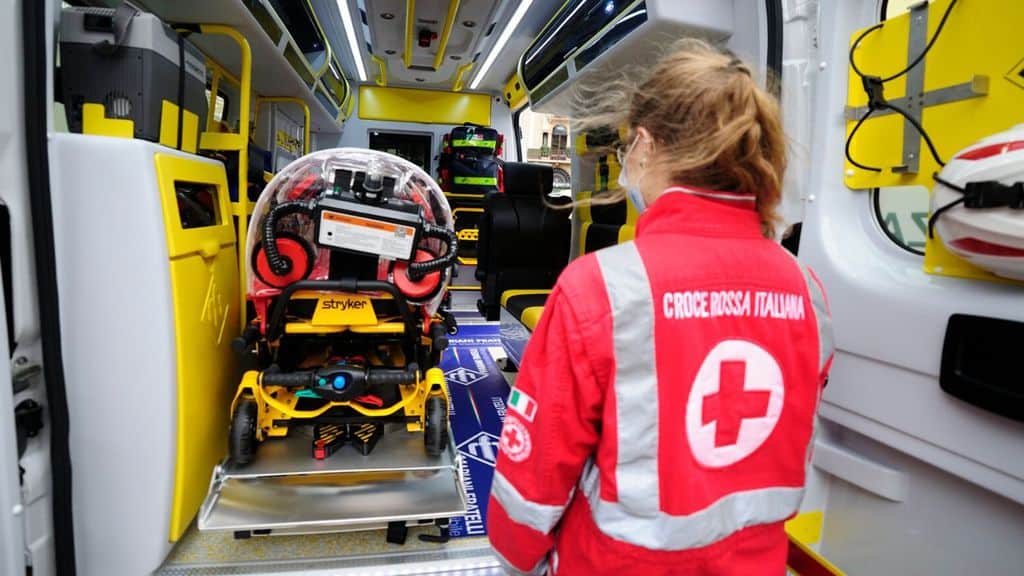 ambulanza con operatore della croce rossa