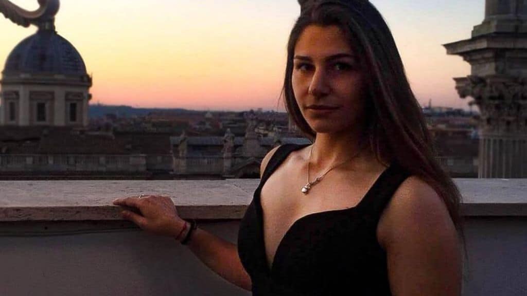 La 19enne Deborah, che ha ucciso il padre per legittima difesa