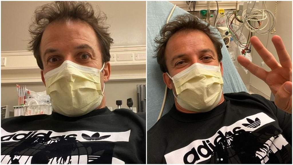 Alessandro del Piero con la mascherina addosso. Dietro di lui alcuni macchinari da ospedale e un lettino su cui si appoggia