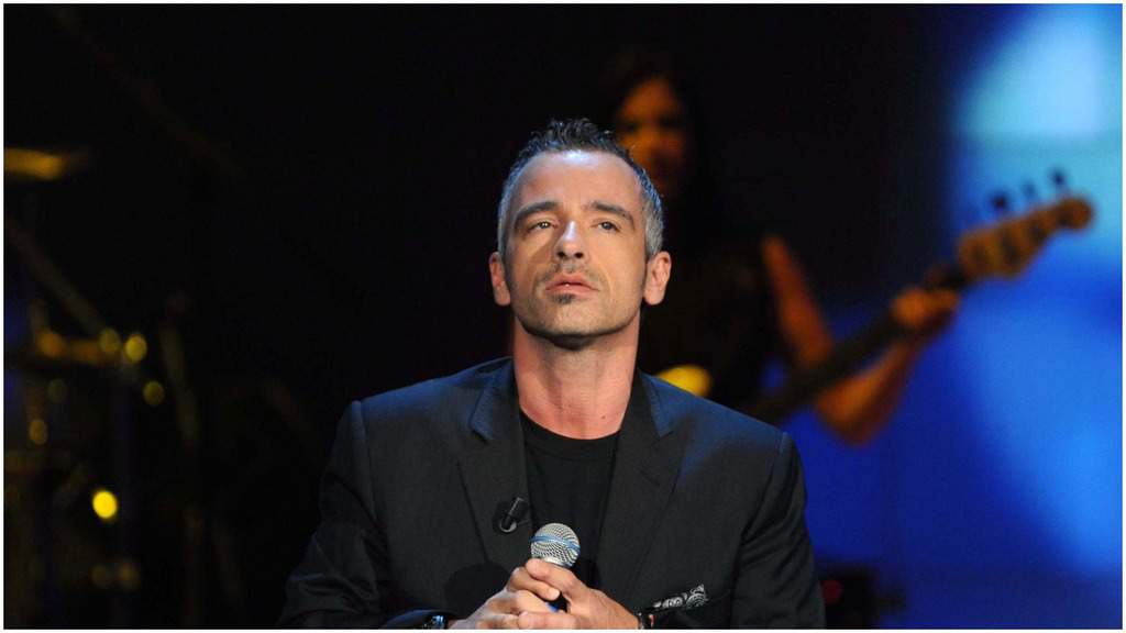 eros ramazzotti con il microfono in mano