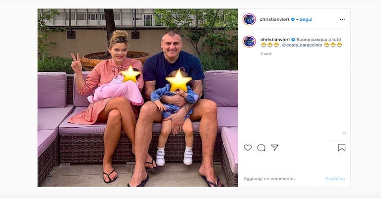 Foto di Bobo Vieri e Costanza Caracciolo sul divano rosa in tenuta casalinga con le figlie Stella e Isabel