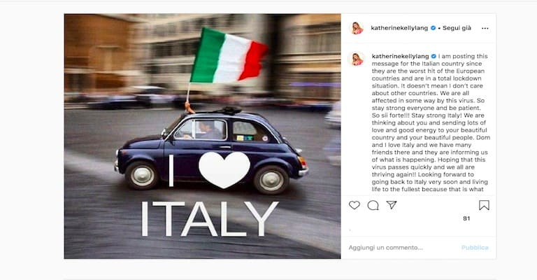 Foto di una 500 con una bandiera italiana e la scritta I love Italy in sovrimpressione