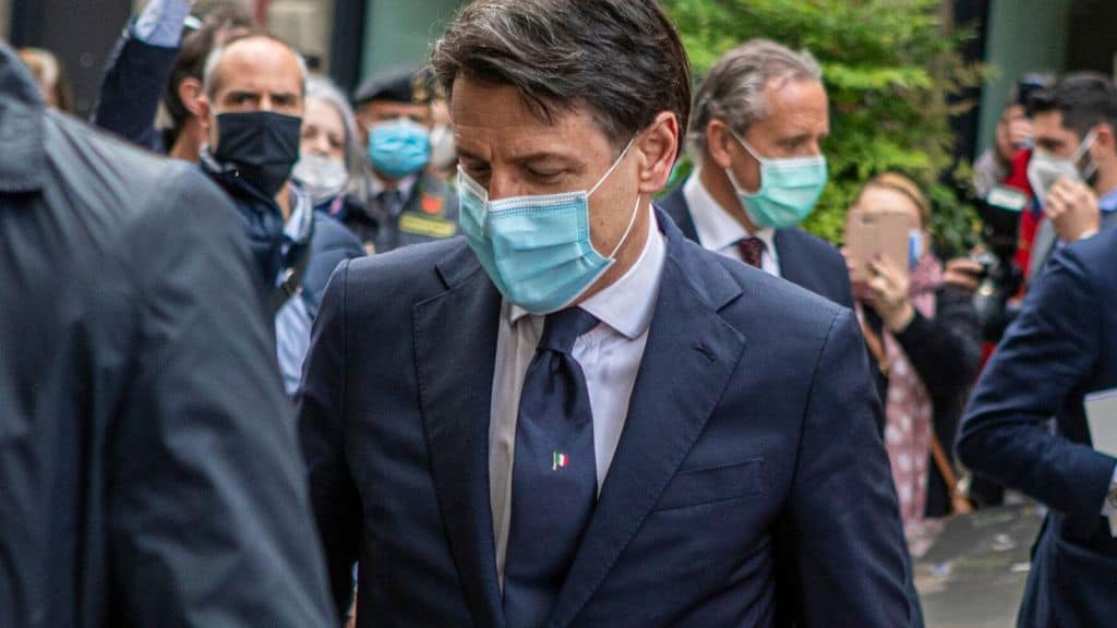 Il premier Giuseppe Conte con mascherina