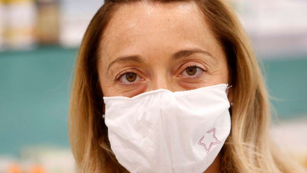 Coronavirus, donna al lavoro