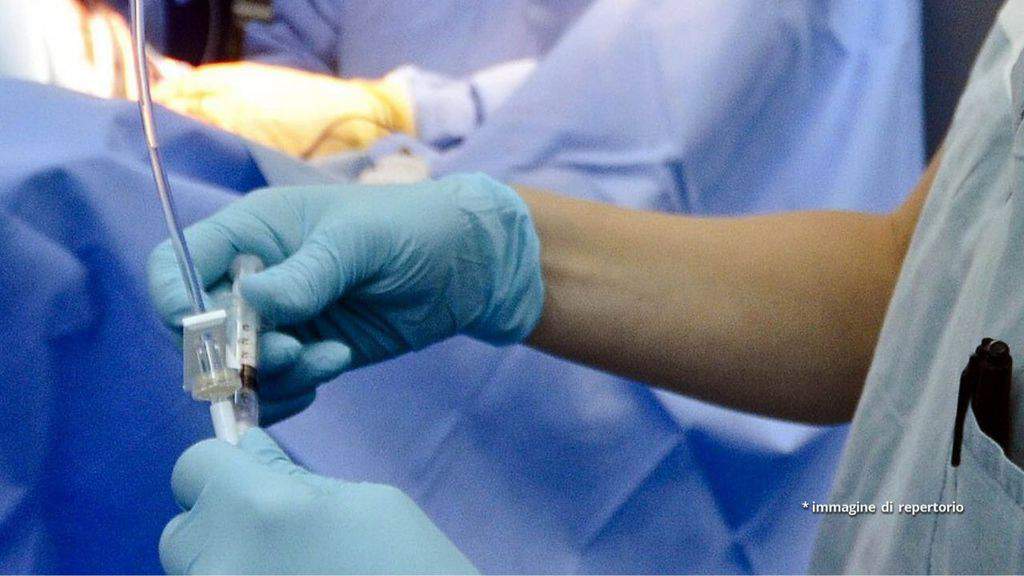 Un infermiere inietta un farmaco ad un paziente