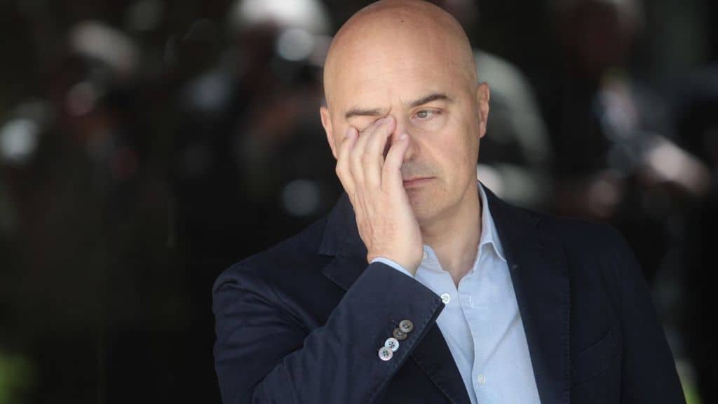 Luca Zingaretti con faccia seria