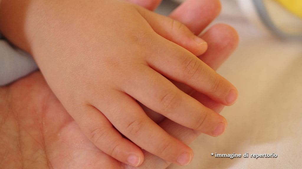 mani di padre e figlia