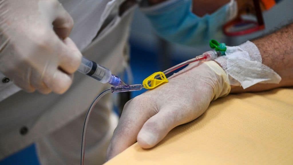 mano di un paziente in ospedale per una trasfusione da coronavirus