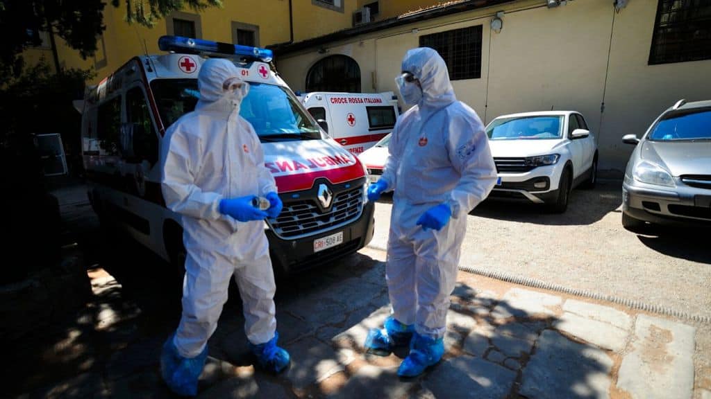 medici fuori dall'ambulanza