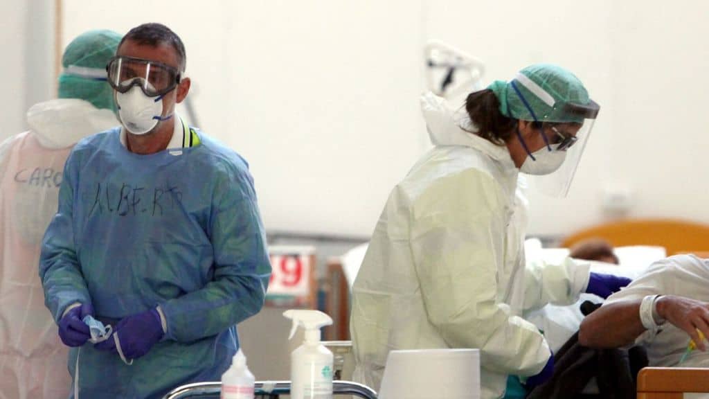 coronavirus in italia, dei medici in ospedale
