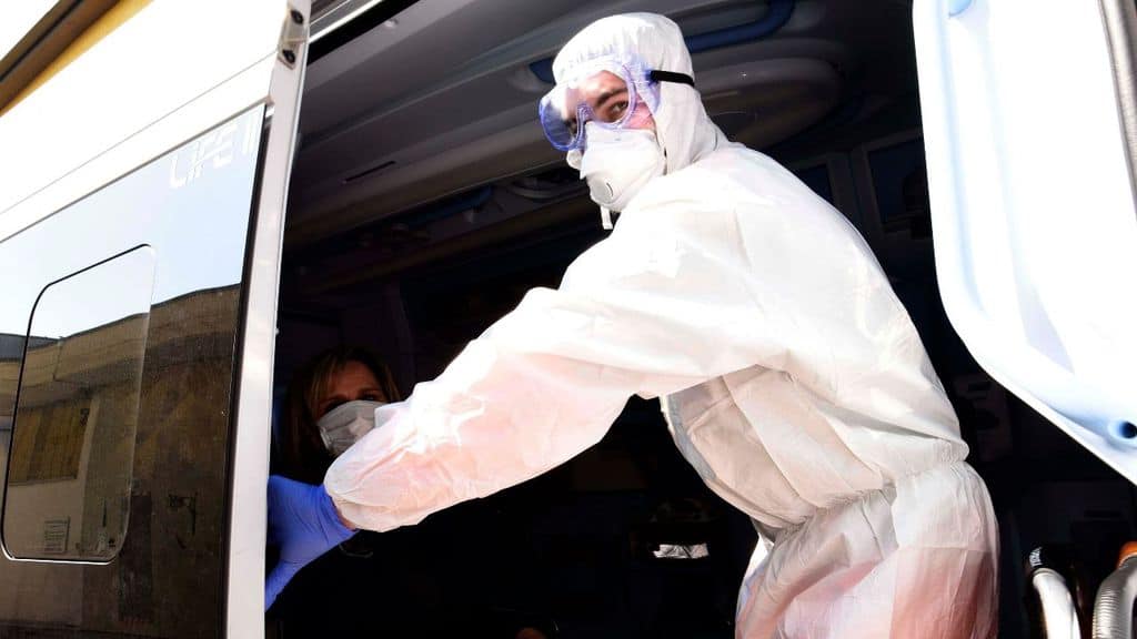medico coronavirus in ambulanza