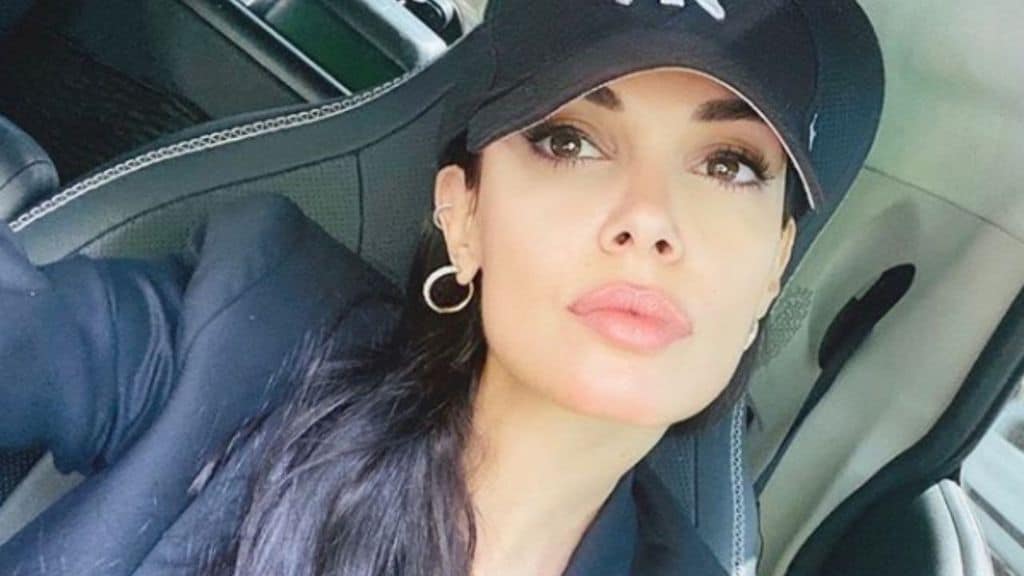 Selfie dell'attrice Michela Quattrociocche in auto