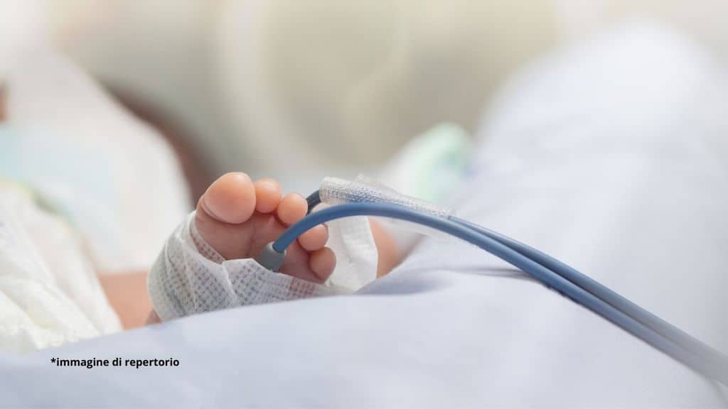 piede di una neonata ricoverata in ospedale