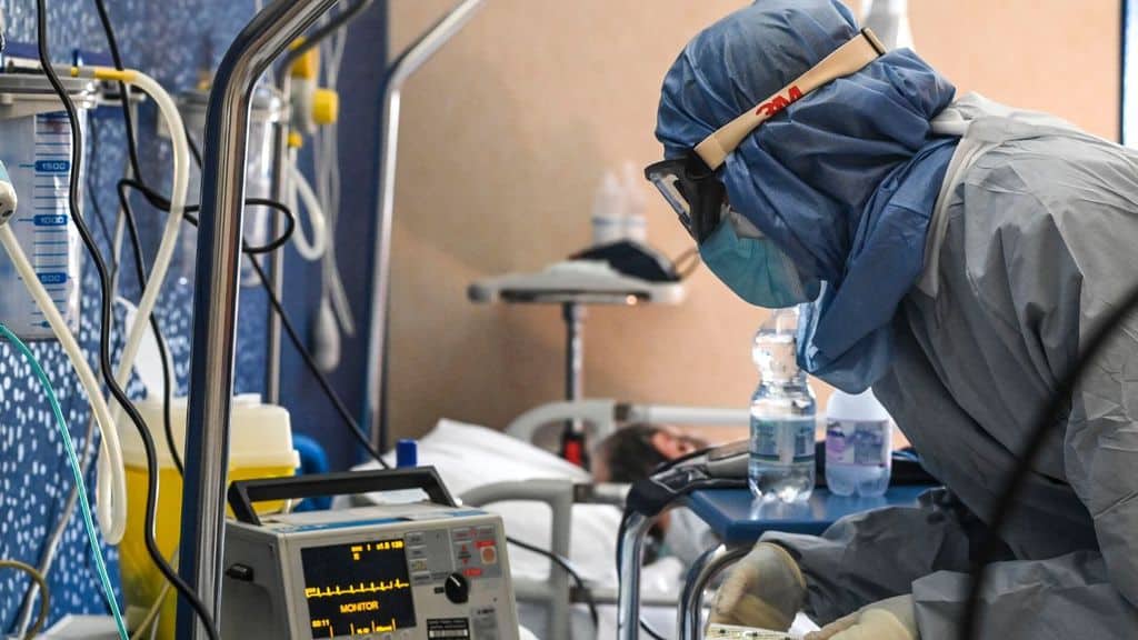 medico in ospedale per il coronavirus